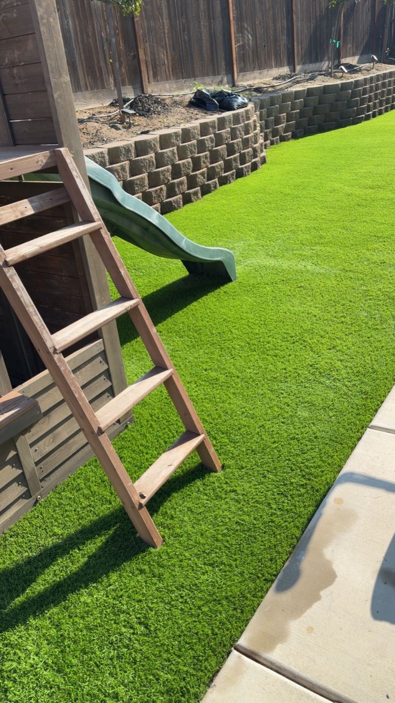 Clean, freshly brushed artificial turf in a Fresno backyard