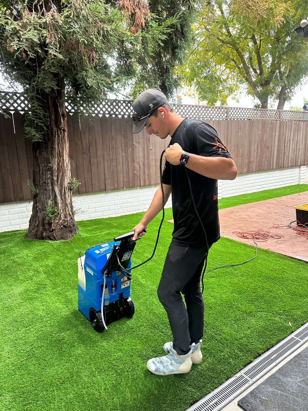 Applying a pet-safe deodorizer to artificial turf